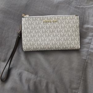 Micharl Kors Adele Logo Smartphone Wallet